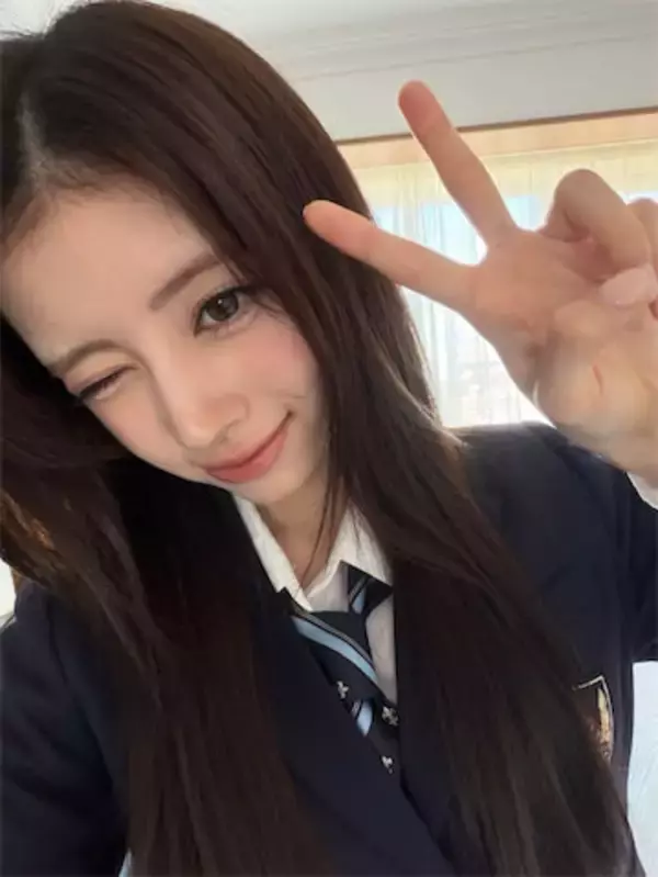NiziU リマの"激カワ"JK制服姿にファン衝撃「反則すぎる」「最強すぎる」