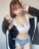 「まさに"くびれの女王"…竹内星菜、二次元級スタイル映えるヘソ出しショットが「神」すぎる」の画像1