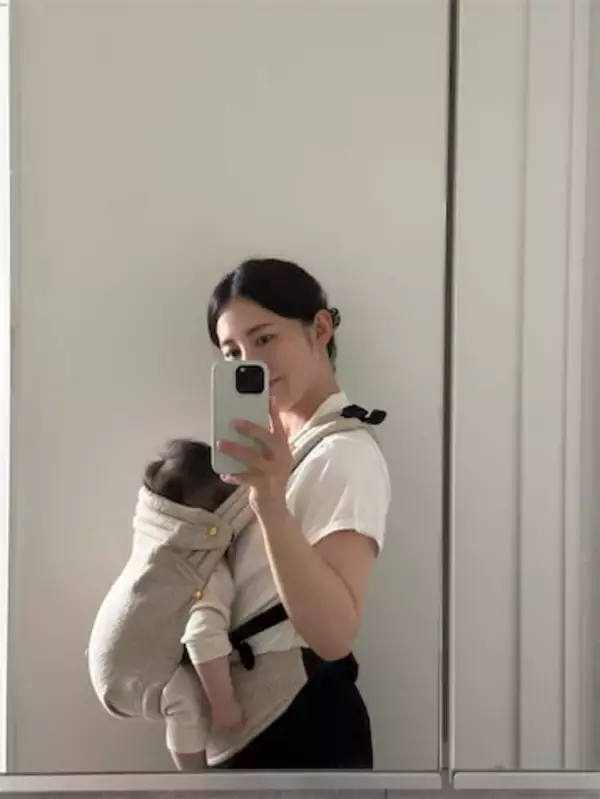 37歳美人ものまねタレント、0歳第二子を抱っこし“親子”ショット「丸いフォルムがたまらん」