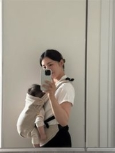 37歳美人ものまねタレント、0歳第二子を抱っこし“親子”ショット「丸いフォルムがたまらん」