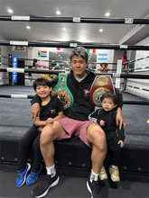 亀田和毅、“そっくり息子”2人とリングで3ショット　妻の顔出し家族写真も公開