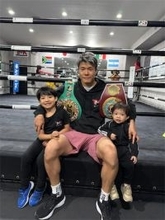 亀田和毅、“そっくり息子”2人とリングで3ショット　妻の顔出し家族写真も公開