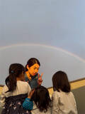 「「目を凝らして見たのよー」横澤夏子、雨上がりの虹に子どもたちと大興奮」の画像1