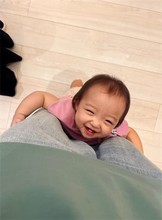 杉浦太陽、次女・夢空ちゃんの可愛すぎる“足ハグ”ショット公開「たまらんよね」