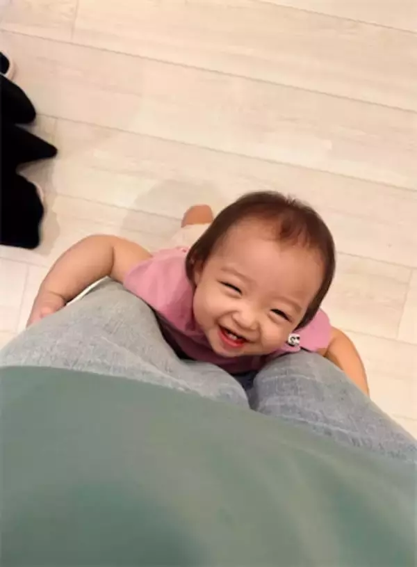 杉浦太陽、次女・夢空ちゃんの可愛すぎる“足ハグ”ショット公開「たまらんよね」