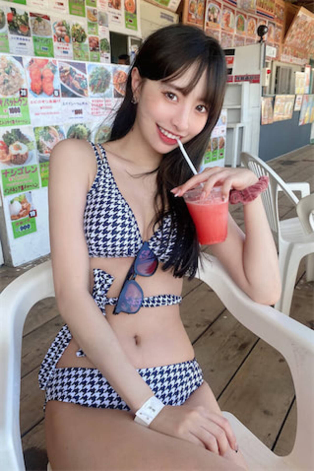 藤川らるむ ほっそりボディ際立つ水着ショットに 海よりも綺麗 と絶賛の声 22年8月13日 エキサイトニュース