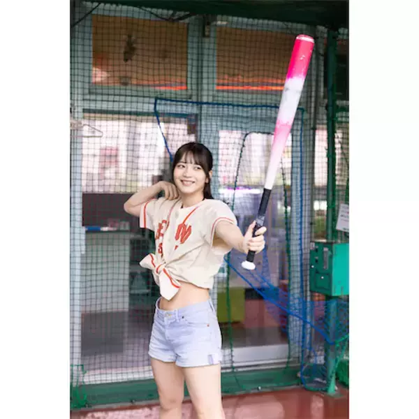 黒嵜菜々子がバッティングセンターの店員に、デジタル写真集で”真剣勝負”