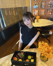 完売女王・菊地姫奈、大人っぽいブラックコーデで雑誌の専属モデル決定をお祝い