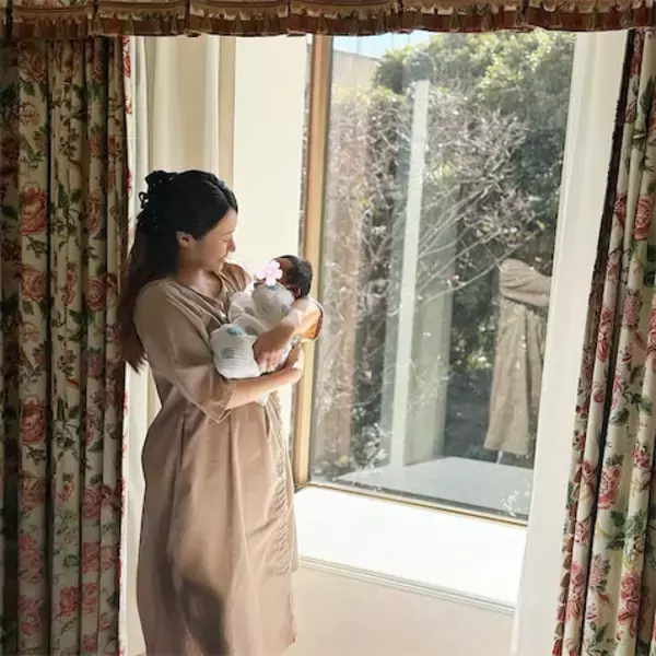 2月に第1子出産の37歳女優、産後の辛さを告白「長時間座れないので、横になれる時間を増やすしかない」