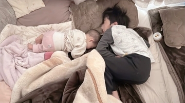 辻希美、寝不足も吹き飛ぶ‟兄妹の添い寝ショット”を公開「可愛すぎた」