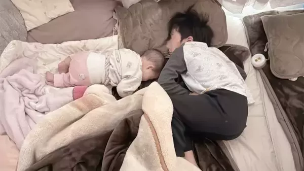 辻希美、寝不足も吹き飛ぶ‟兄妹の添い寝ショット”を公開「可愛すぎた」