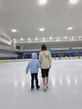 荒川静香、8歳息子と"腕組み"スケートリンクへ「完全にスケーターですね」「成長されましたね」
