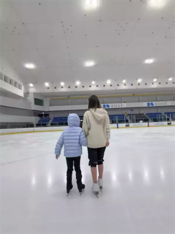 荒川静香、8歳息子と"腕組み"スケートリンクへ「完全にスケーターですね」「成長されましたね」