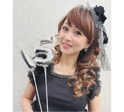 渡辺美奈代、チュール×リボンの大人可憐な黒ドレス姿披露