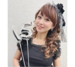 渡辺美奈代、チュール×リボンの大人可憐な黒ドレス姿披露