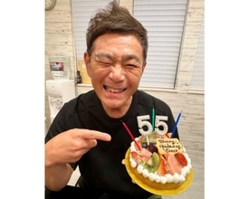 ココリコ遠藤、55歳誕生日を妻が祝福＆フルーツたっぷりBDケーキ