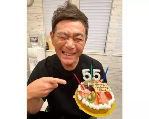 ココリコ遠藤、55歳誕生日を妻が祝福＆フルーツたっぷりBDケーキ
