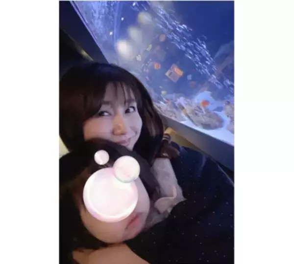 「安めぐみ、１歳次女との“水族館デート”写真を公開」の画像
