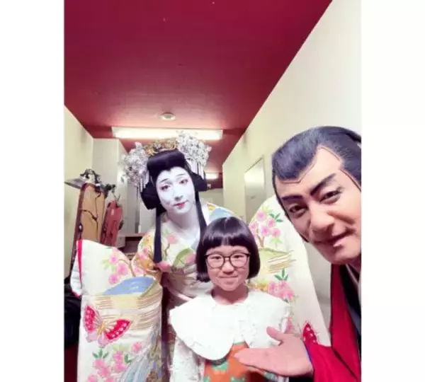 「片岡愛之助、永尾柚乃のしっかりぶりに驚き＆笑顔の舞台裏オフショ」の画像