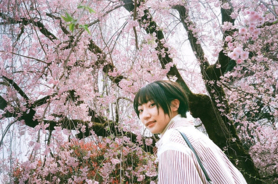 武田玲奈、桜を背にした振り返りショットに「絵になる」