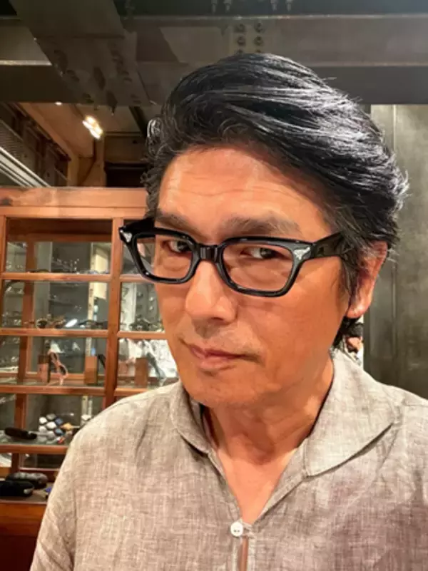 「高橋克典、イケオジすぎるメガネ姿にファン「目の保養」」の画像