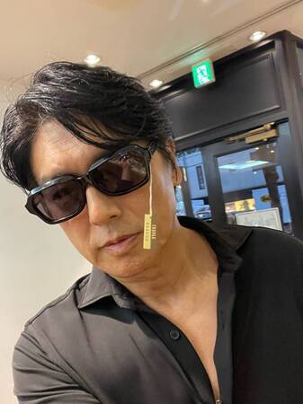 高橋克典、イケオジすぎるメガネ姿にファン「目の保養」