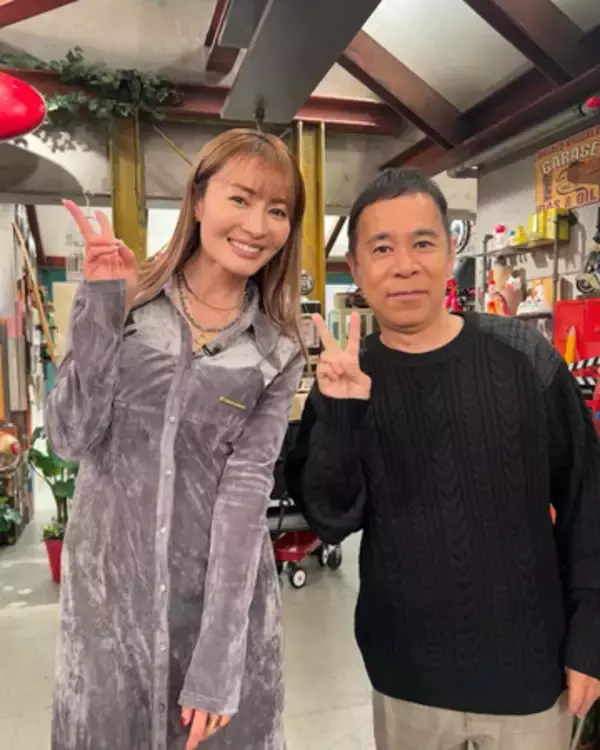 「新山千春、“憧れの方”ナイナイ岡村隆史との２ショット」の画像