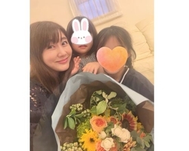 安めぐみ、娘たちとヒマワリ彩る花束囲んだ父の日ショット公開