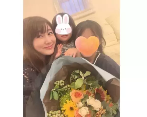 安めぐみ、娘たちとヒマワリ彩る花束囲んだ父の日ショット公開