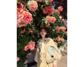 のん、満開のバラに囲まれた近影ショットでファン魅了　