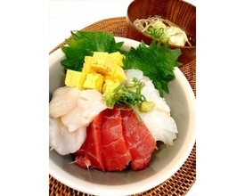 渡辺美奈代、マグロ・鯛・帆立たっぷり豪華な手作り海鮮丼を披露