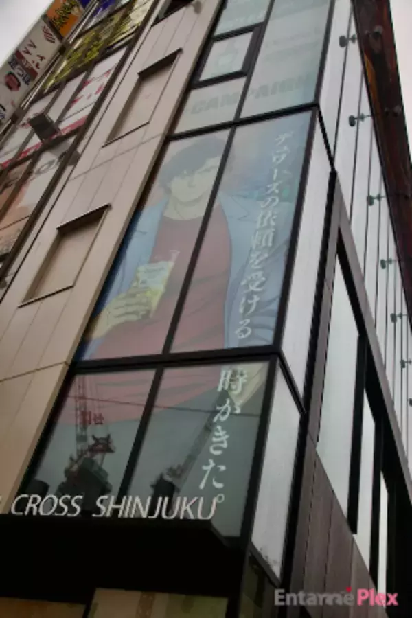 「美女がハンマーで…「CITY HUNTER」になり切り酒をゴクリ」の画像