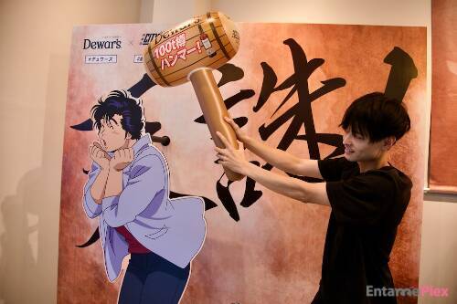 美女がハンマーで…「CITY HUNTER」になり切り酒をゴクリ