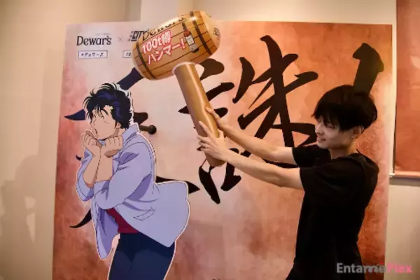 「美女がハンマーで…「CITY HUNTER」になり切り酒をゴクリ」の画像