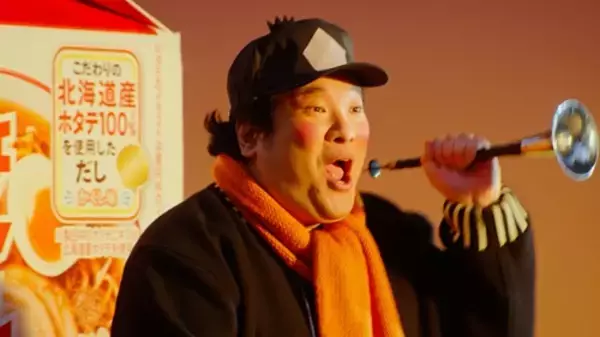 「岡崎体育がチャルメラおじさんに！ラッパを吹いてご満悦」の画像