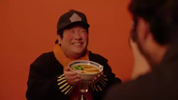 「岡崎体育がチャルメラおじさんに！ラッパを吹いてご満悦」の画像