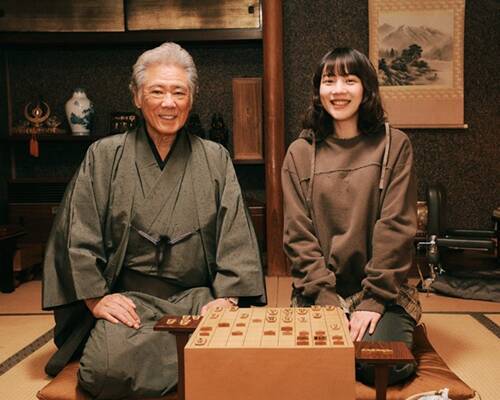 のん、鋭い目つきのオフショ＆西岡德馬との和やか２SHOT