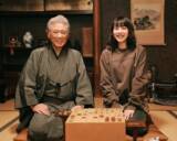 「のん、鋭い目つきのオフショ＆西岡德馬との和やか２SHOT」の画像3