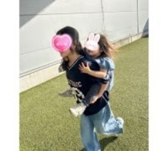 安めぐみ、11歳長女が２歳次女をおんぶする仲良し姉妹ショット
