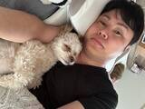 「ノンスタ井上、愛犬との腕枕ショット＆隣で熟睡する妻…」の画像1