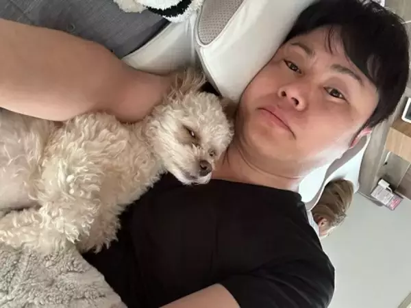 「ノンスタ井上、愛犬との腕枕ショット＆隣で熟睡する妻…」の画像