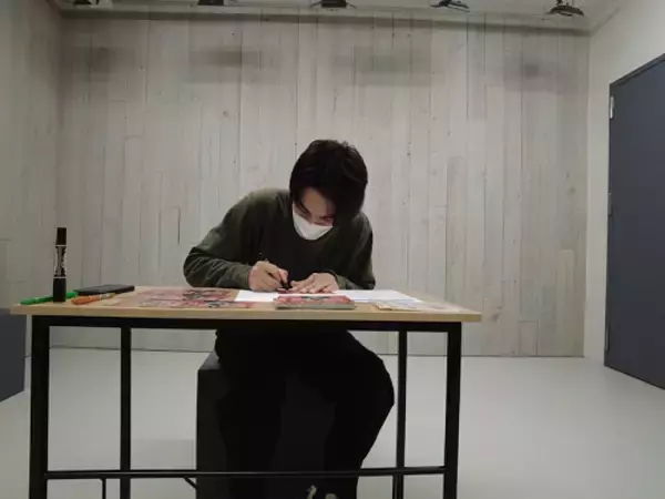 「中村蒼、真剣に年賀状を書く姿に「年賀状楽しみ」と反響」の画像