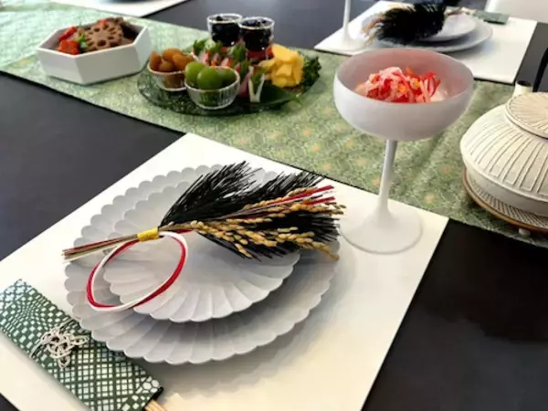 「渡辺美奈代、正月“日替わりカラー”のテーブルコーデ披露」の画像