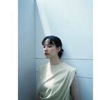 「のん、陽射しに包まれミント×白の爽やかコーデでファン魅了」の画像1