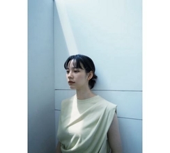 のん、陽射しに包まれミント×白の爽やかコーデでファン魅了