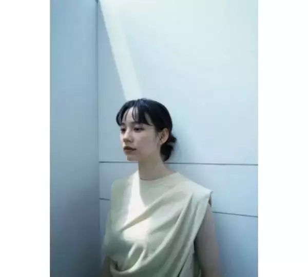 「のん、陽射しに包まれミント×白の爽やかコーデでファン魅了」の画像