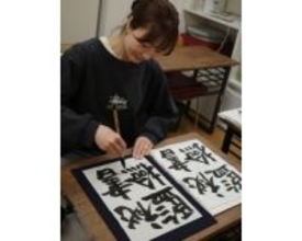 新山千春「丁寧にコツコツ…」書に向き合う真剣ショット公開