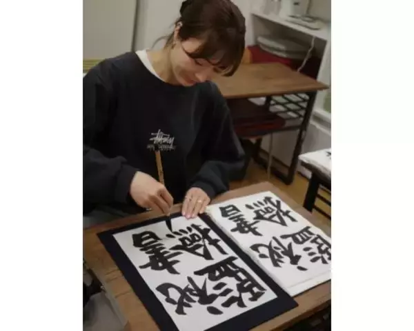 「新山千春「丁寧にコツコツ…」書に向き合う真剣ショット公開」の画像