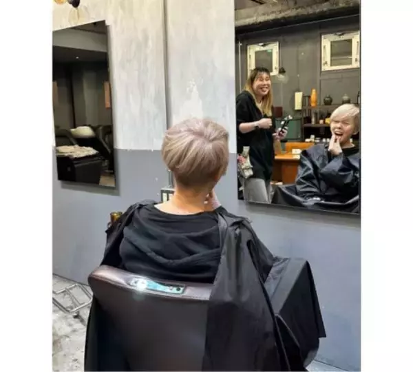「研ナオコ、美容院でまさかの爆笑、鏡越しショットに反響」の画像