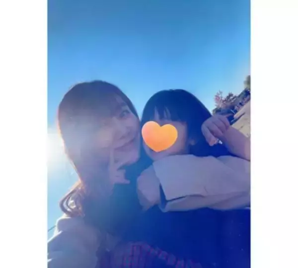 「安めぐみ、１歳次女と青空の下でリフレッシュ＆仲良し親子写真」の画像